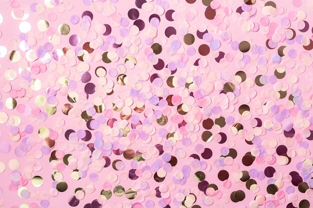 Фото Розовый фон с красочными круглыми бумажными конфетти копирование пространства концепция праздника