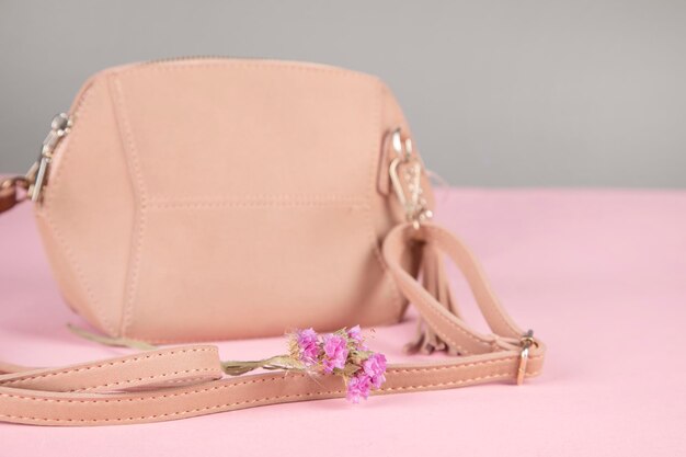 ピンクの背景に花とピンクのバッグ