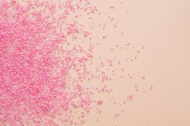 ピンクのバスソルトの結晶が桃色の表面に散らばっている