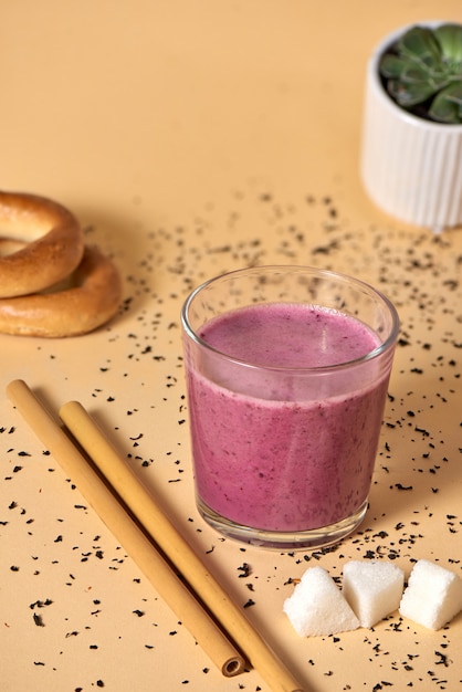 Frullato di bacche rosa con cannuccia di bambù