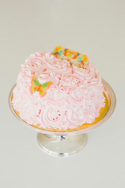 Foto torta di compleanno rosa decorata con fiori rosa