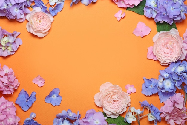 ピンクの青いアジサイの花とオレンジ色の背景の壁紙のオープニングコピースペースのピンクのバラ