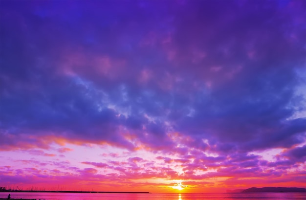 アルゲーロの海岸線に沈むピンクとブルーの夕日