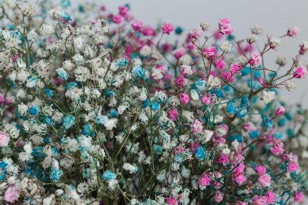 白地にピンク、青、白の花、ロマンチックな花束、お祭りのような外観