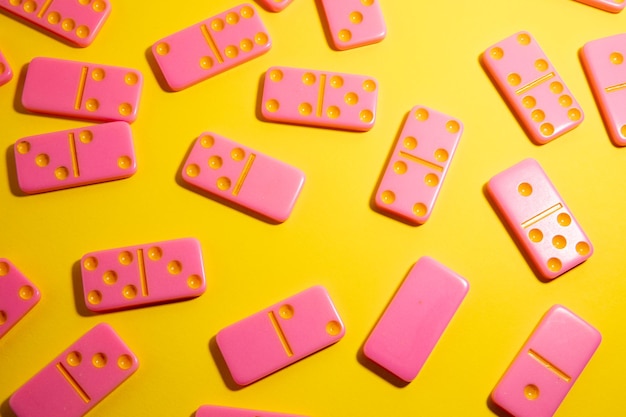 黄色の背景にピンクのボード ゲーム ドミノ