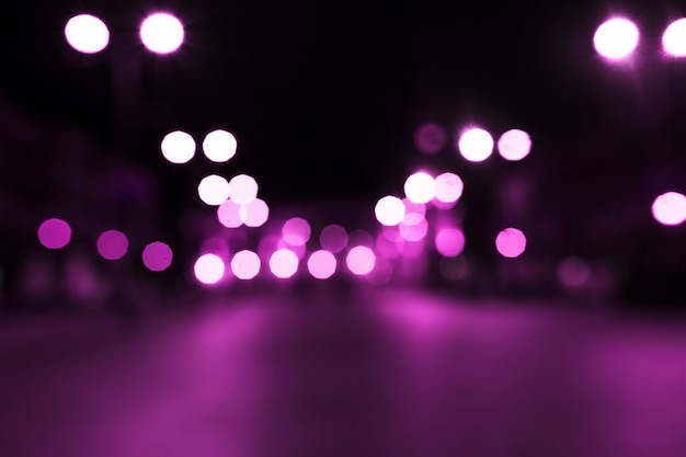 Luce bokeh rosa sulla strada