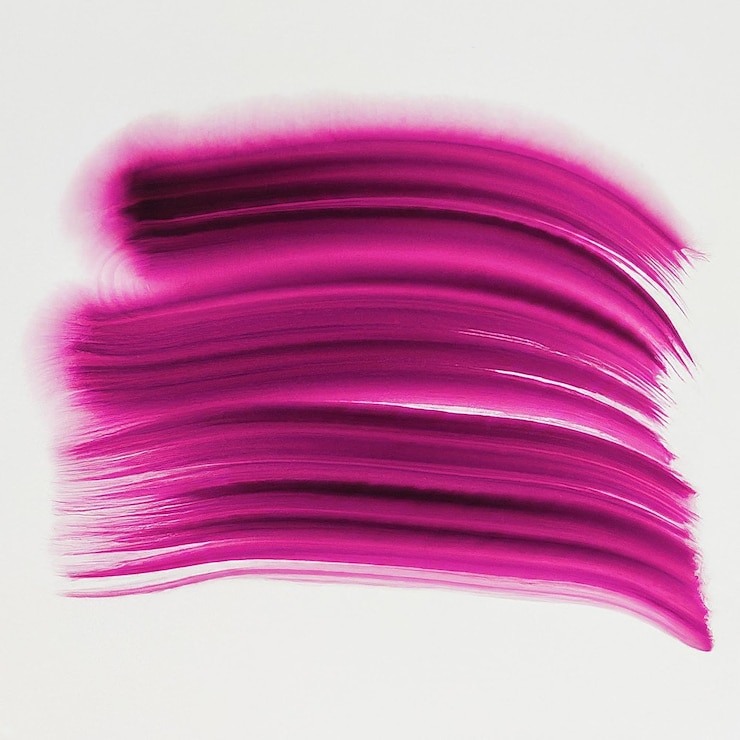 Photo a pink brush with a purple background with a pink brush in the middle