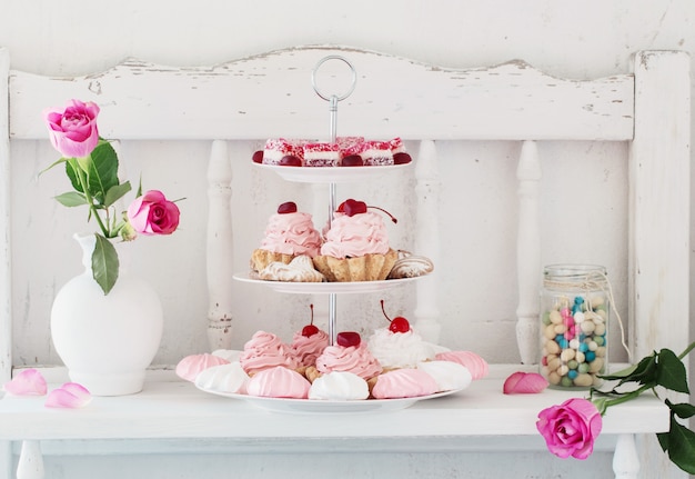 Photo pink cakes on plate