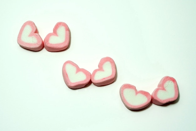 Cuori di caramelle rosa per san valentino su sfondo bianco