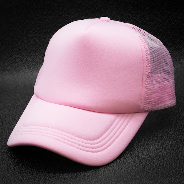 어두운 배경에 분홍색 모자