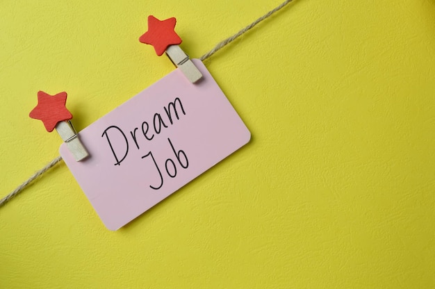 Foto carta rosa scritta con testo dream job