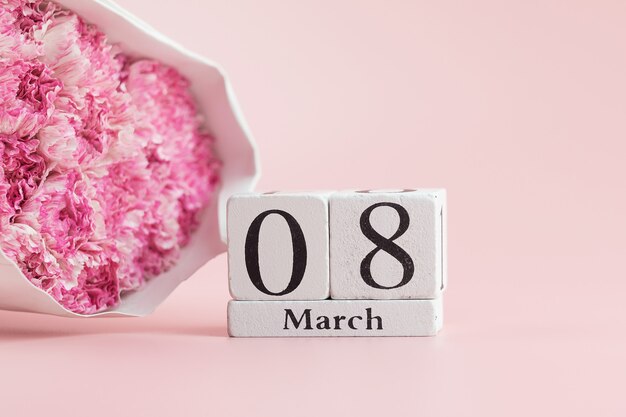 Fiore rosa del garofano e calendario dell'8 marzo con lo spazio della copia per testo. concetto di amore, uguale e internazionale per le donne