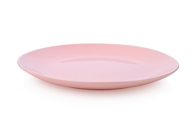 Foto piatto in ceramica rosa isolato su sfondo bianco