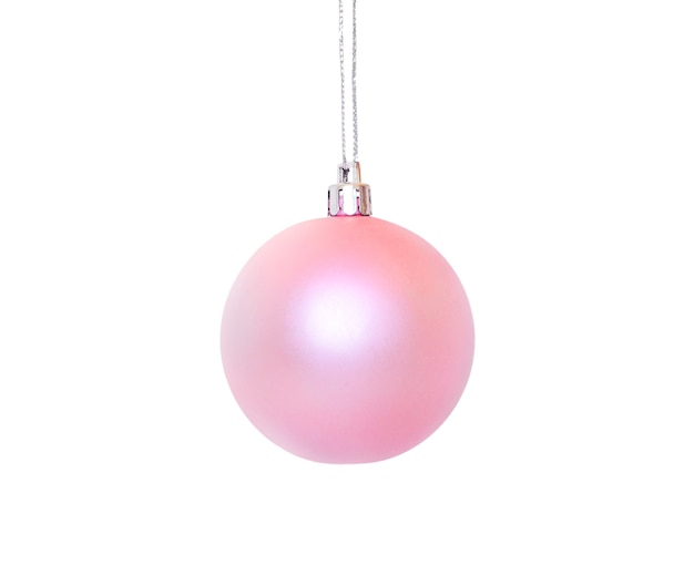 写真 ピンクのクリスマス安物の宝石は、白い背景で隔離のロープに掛かっています。