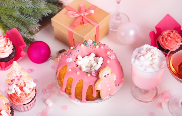 Foto pudding di torta di frutta rosa di natale, cottura casalinga invernale, tavola festiva