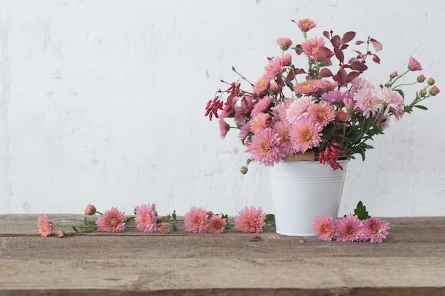 Photo pink chrysanthemums on old wooden table
