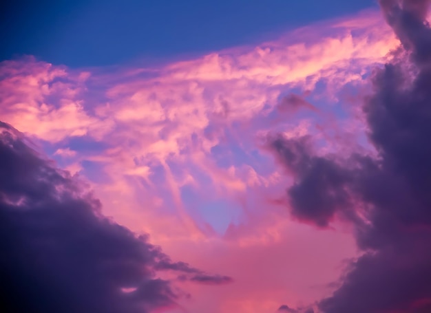 ピンクの雲と紫の青い空