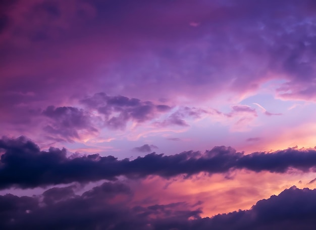 Foto nuvole rosa e cielo blu viola