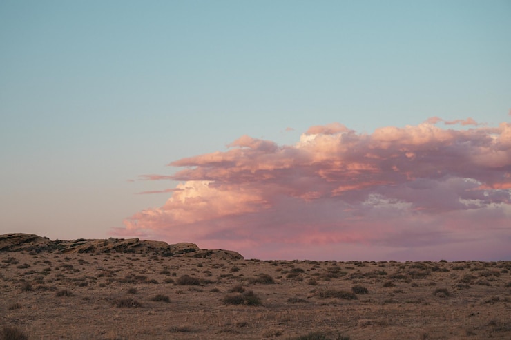 Photo pink clouds at sunset and desolate flat landscape copy space for text