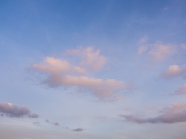 日没時のピンクの雲