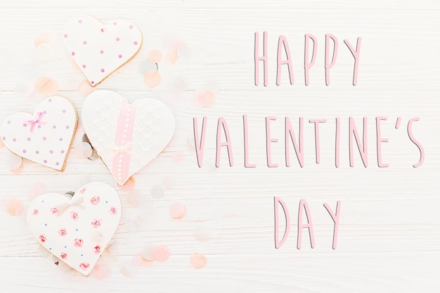 写真 紙吹雪フラットと白い素朴な木製の背景にピンクのクッキー ハート ソフト ライト ハッピー バレンタインデー幸せな母の女性の日のグリーティング カード テキストのスペース