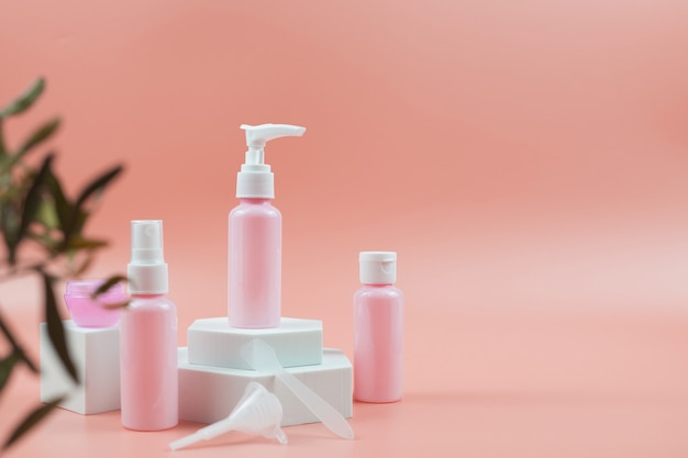 Розовые косметические флаконы для крем-гелевого лосьона Skincare cosmetic concept
