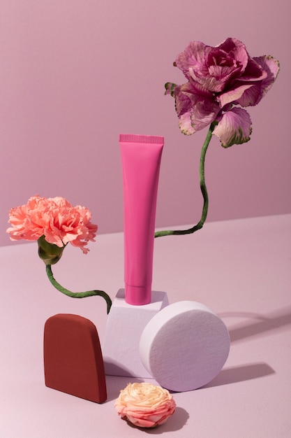 Photo pink cosmetic container and flowers