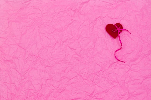 핑크 구겨진 종이 질감과 붉은 마음 발렌타인 배경 평면 위치 복사 공간