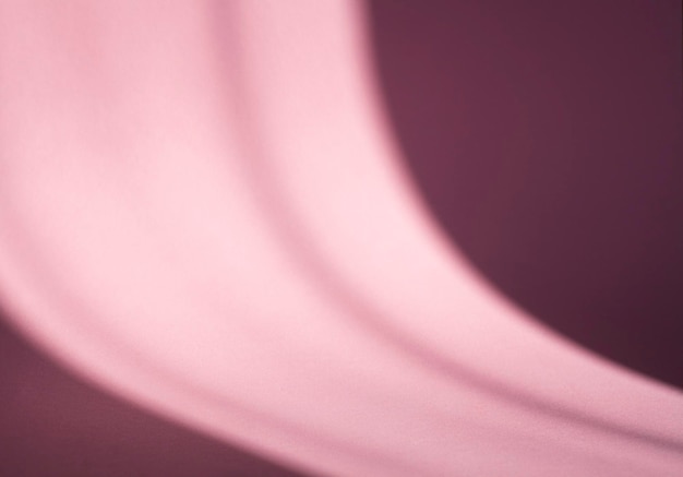 影と光とピンクの湾曲した紙の背景