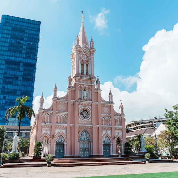 Pink Da Nang Cathedral kerk Oriëntatiepunt en populair voor toeristische attractie Vietnam en Zuidoost-Azië reisconcept