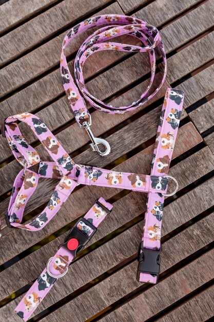 Photo a pink dog leash with a dog print on it