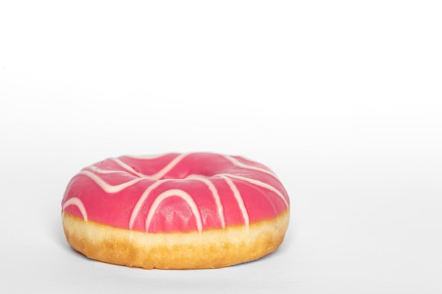 Фото Розовый пончик на белом фоне изолированное пространство для копирования