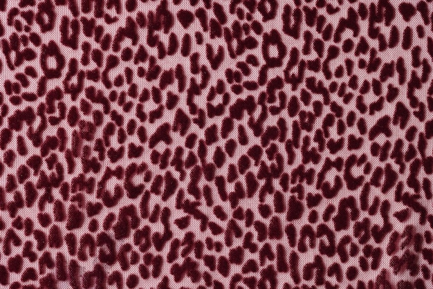 Розовая ткань с темным спортивным рисунком предназначена для пошива одеял, пледов и полотенец из мягкого текстиля.