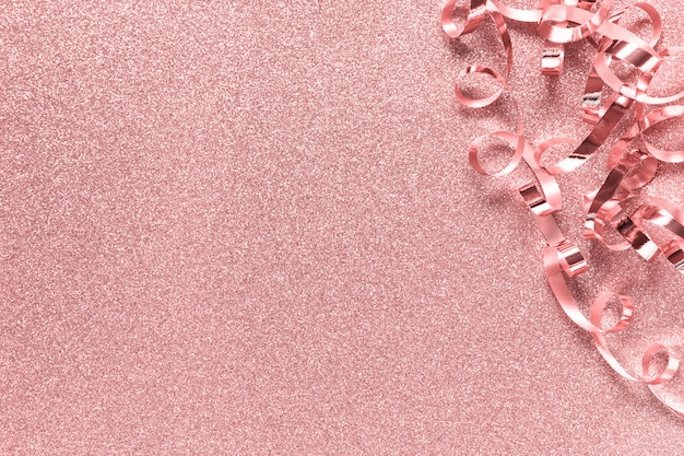 Розовый праздничный фон с глянцевой лентой