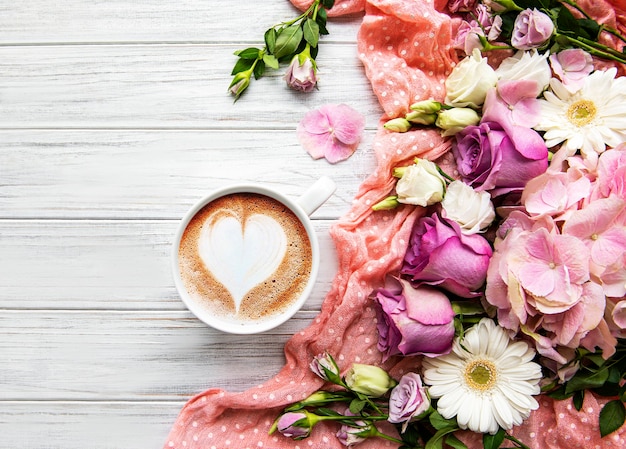 Фото Розовые цветы и чашка кофе