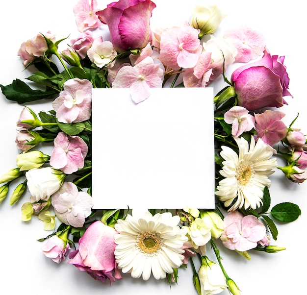 Fiori rosa in cornice con quadrato bianco per il testo