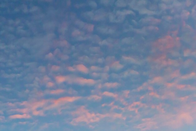 ピンクとふわふわの雲が美しい