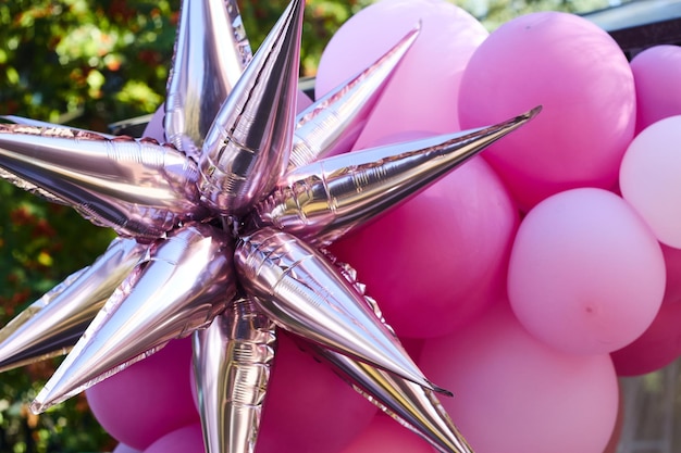 ピンクの風船のピンク箔の星の背景