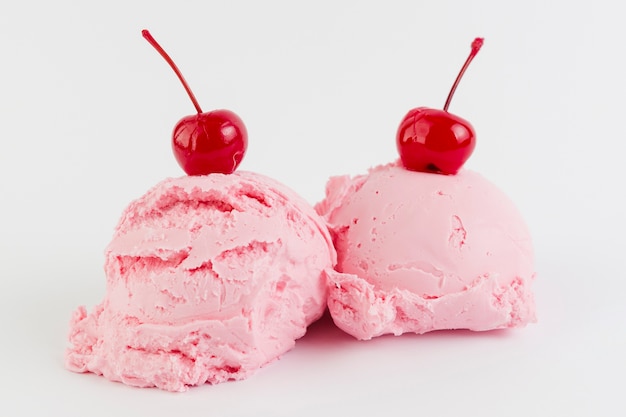 Photo pink gelato melting balls with cherry above