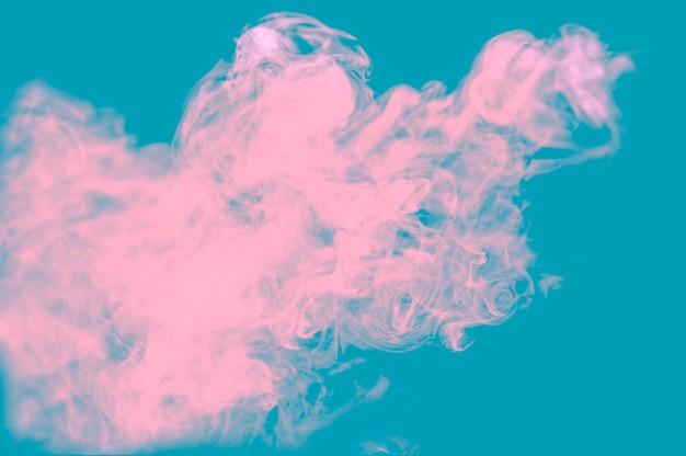 Розовый нежный дым на голубом фоне