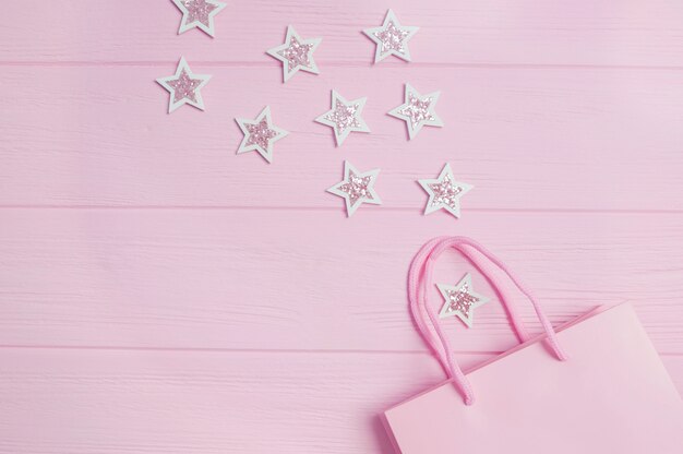 розовая подарочная сумка и конфетти с блестками