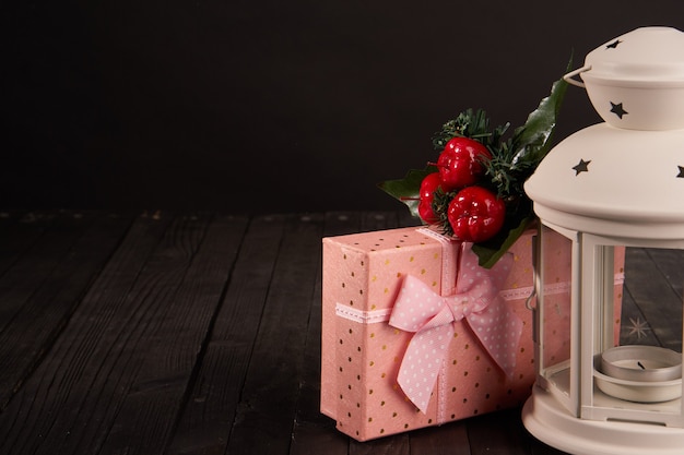 Confezione regalo rosa ghirlanda di decorazioni natalizie per le vacanze di natale