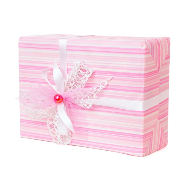 흰색 배경에 고립 된 활과 핑크 선물 상자
