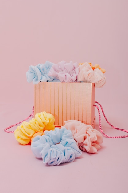 Розовая подарочная коробка с разноцветными бантами для волос