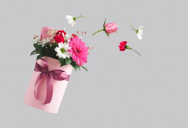 Photo pink gift box with various flowers valentines day aesthetic nature concept 8 march card