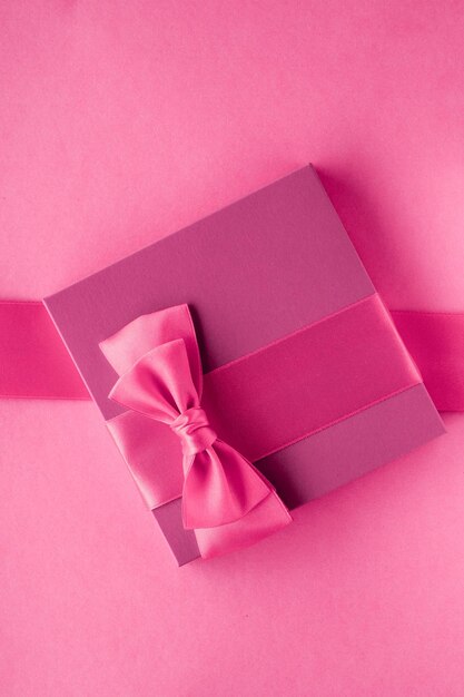 ピンクのギフト ボックス フェミニンなスタイルの flatlay 背景