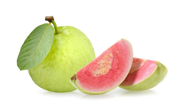 흰색 표면에 고립 된 핑크 구아바 과일
