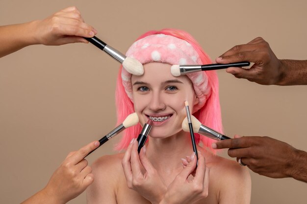 Photo pink-haired young girl in a beauty salon