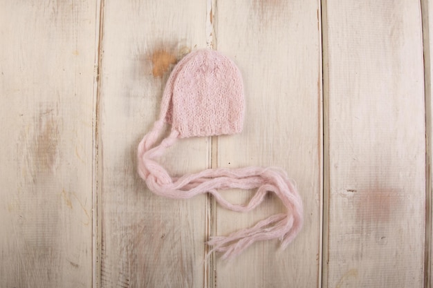 Photo pink hat on a wooden background