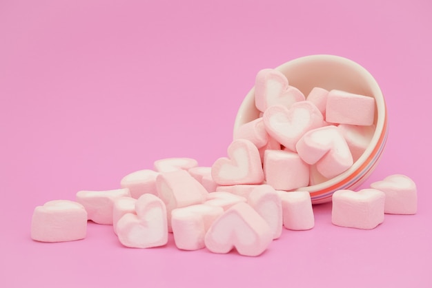 Rosa sentire marshmallow, dolci cuori di marshmallow su sfondo rosa